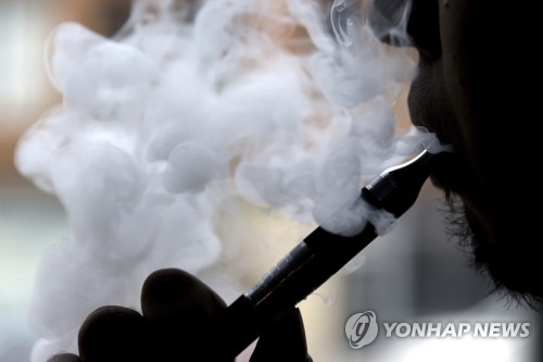 CDC “전자담배 관련 의심 폐질환 52% 급증…12명 사망”