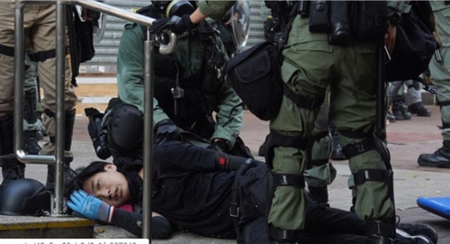 홍콩 18세 남학생, 시위 중 경찰 쏜 실탄에 가슴 맞아 중상