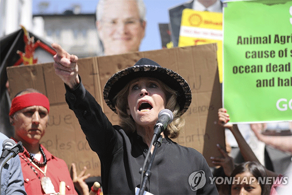 기후변화 ‘투사’ 변신 81세 제인 폰다… 의회 앞 시위 체포