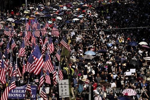 트럼프 “홍콩시위 많이 누그러져…미중 합의, 홍콩에 긍정적”