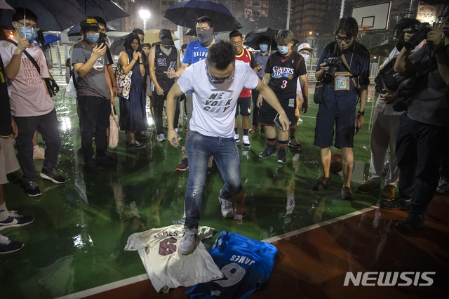 농구스타 르브론, 홍콩 시위 발언 역풍…유니폼 화형식도