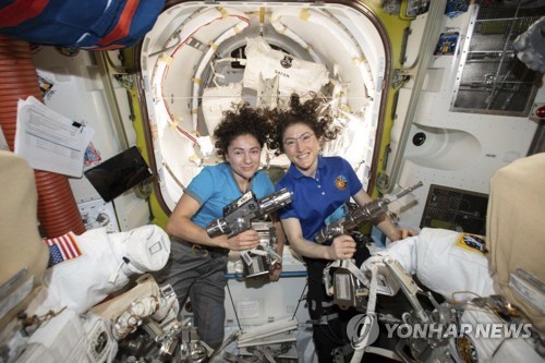 여성우주인들로만 구성된 팀, 첫 우주유영… “ISS 수리 작업”