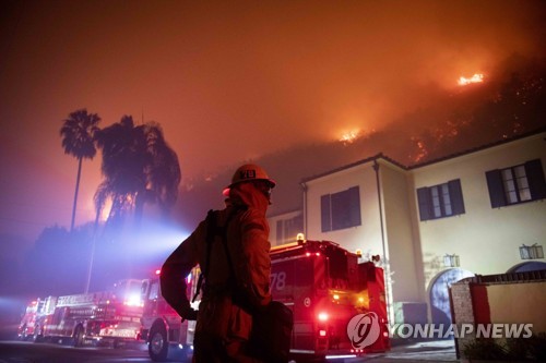 잇단 대형산불에 휩싸인 캘리포니아…LA산불 초호화 부촌 위협