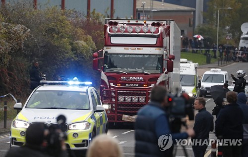 ‘냉동 컨테이너 집단사망 사건’ 트럭 운전자 법정 출두