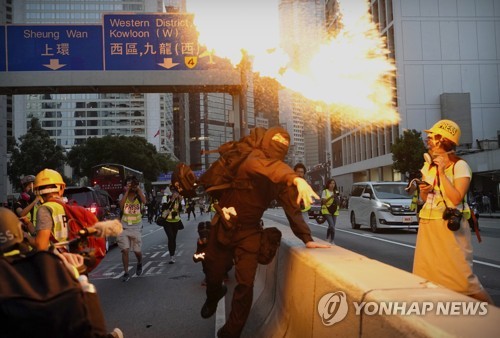 ‘혼돈의 홍콩’…시위 대학생 중태에 경찰-소방관 충돌까지