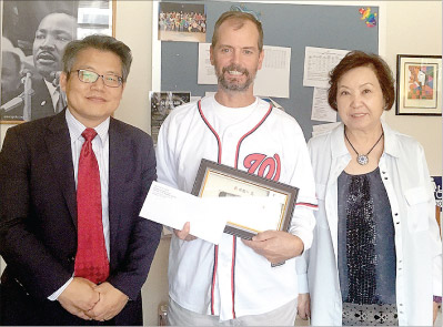 마츠나가 초등교에 한국어 지원금 2,500달러 전달