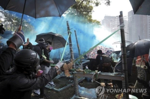 ‘전쟁터’ 홍콩시위…경찰 음향대포 쏘자 시위대는 장갑차 불태워