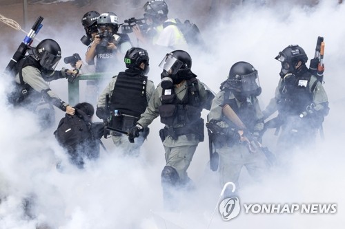 홍콩 경찰, 시위대 ‘최후 보루’ 이공대 진입…400명 넘게 체포
