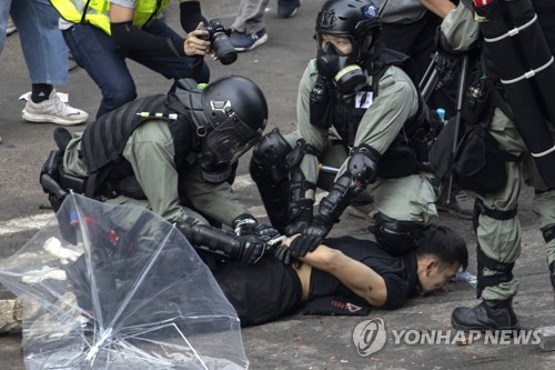 홍콩 경찰, 시위대 ‘최후 보루’ 이공대 진입…400명 넘게 체포