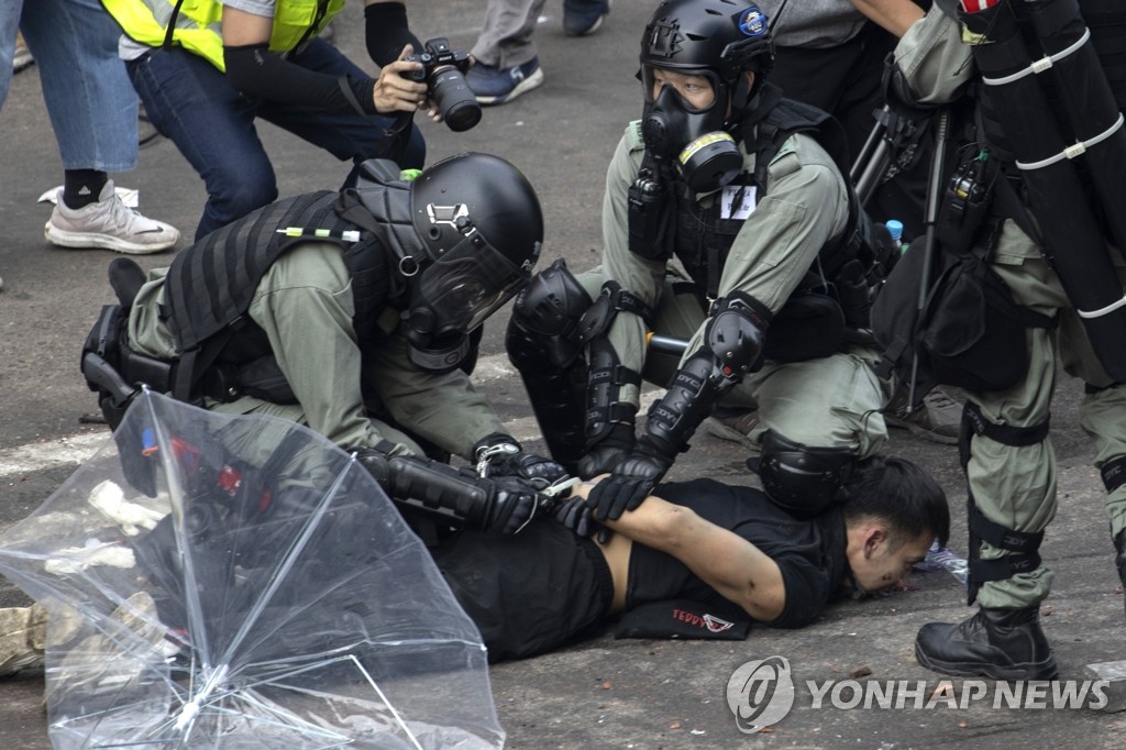 200여명 폭동죄 기소 ‘초강수’…홍콩시위대 기세 꺾기