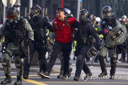 “선거 압승에도 달라진 게 없다”…홍콩 시위 다시 격화