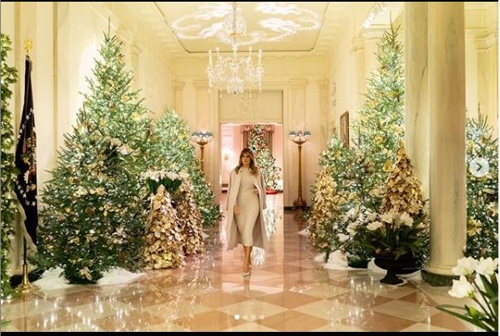 백악관 크리스마스장식 직접 공개한 멜라니아…코트 패션은 논란