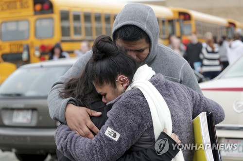 고교서 이틀 연속 학생·경찰관 대치하다 총격…2명 부상