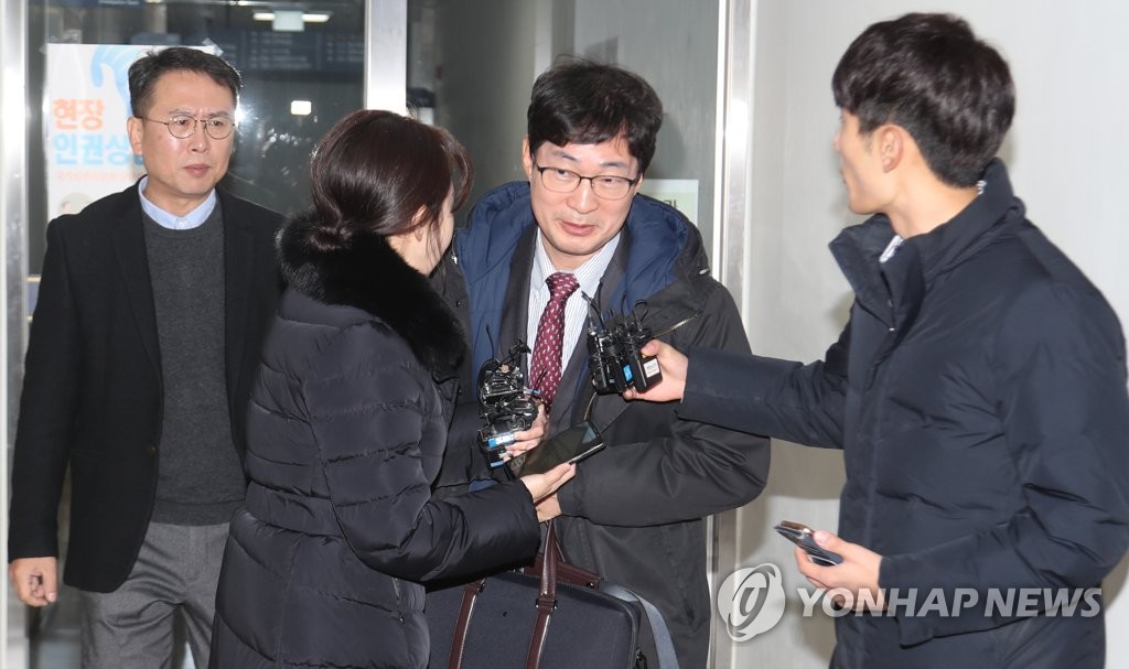 ‘성폭행 의혹’ 김건모, 전국투어 일정 전면 취소