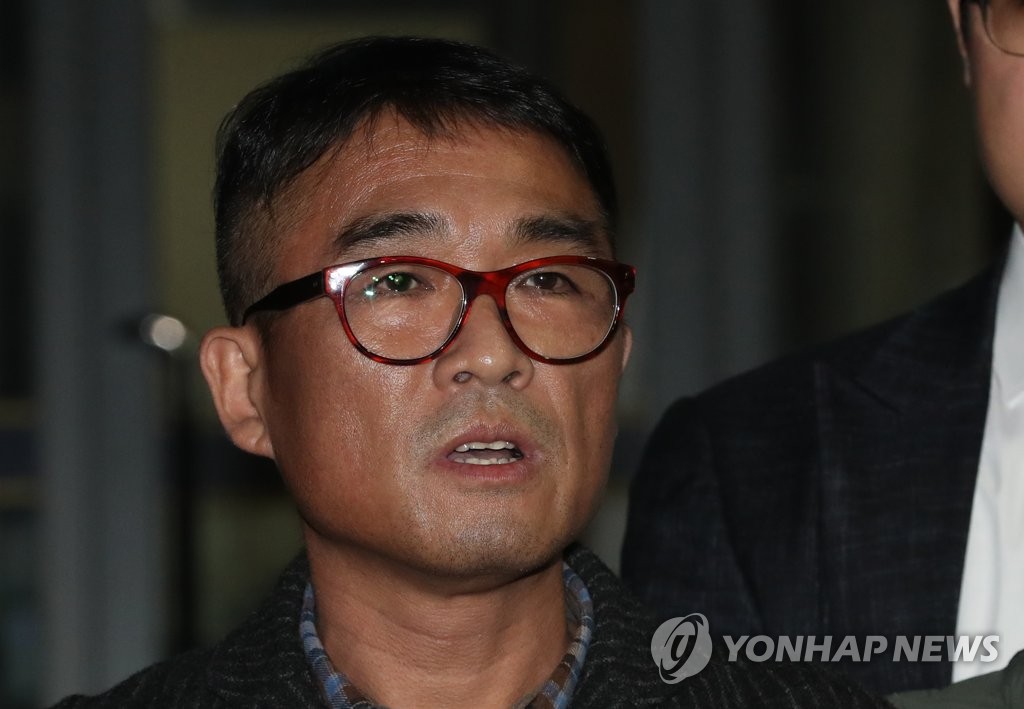 ‘성폭행 피소’ 김건모, 12시간 조사 후 귀가… “국민께 죄송”