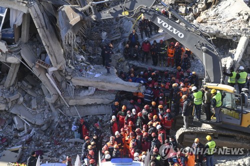 “터키 지진 사망자 41명으로… 마지막 실종자 시신 2구 수습”