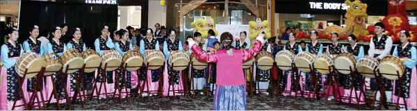 평화선교무용단 학생팀, 페어옥스 몰 설 행사에서 한국무용 공연