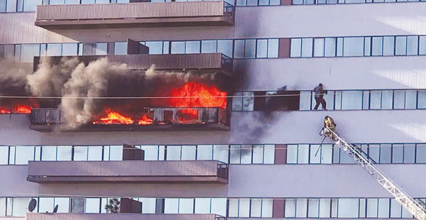 25층 아파트에 불 ‘아찔한 탈출’