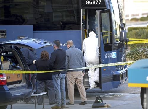 달리던 고속버스에서 총격…1명 사망·5명 부상
