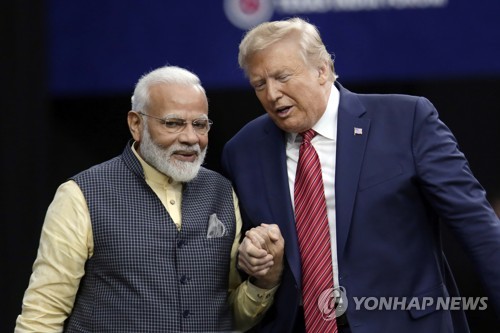 중국 보란 듯…모디·트럼프, 인도 대형 집회서 ‘브로맨스’ 과시