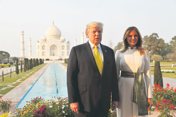 인도 찾은 트럼프, 모디와 ‘브로맨스’ 과시