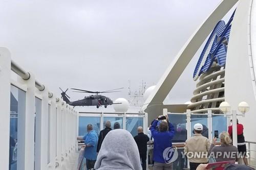 탑승객 코로나19 사망 크루즈선 검사 시작…100여명 대상