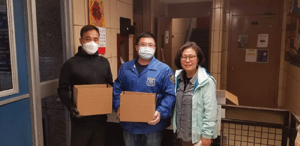 뉴욕한인네일협, 109경찰서에 손세정제의료용 마스크 전달