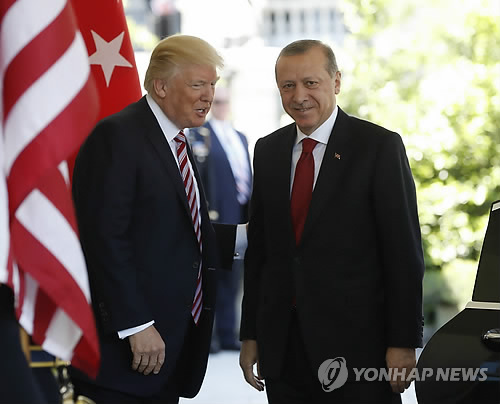 미국·터키 정상, 전화 통화로 코로나19 공동대응 논의
