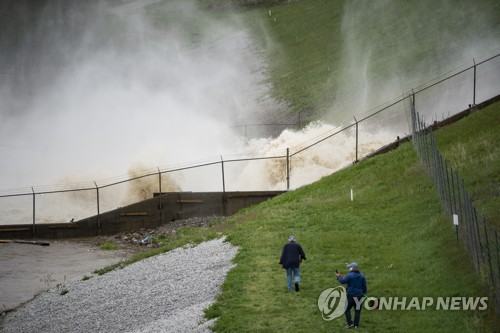 미시간주 폭우로 댐 2곳 범람·유실, 1만명 대피령