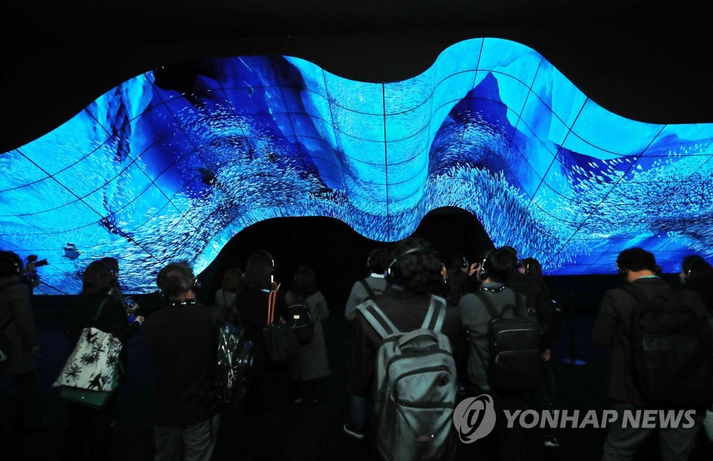 코엑스 앞에서 요동치는 파도…한국 사이니지 기술력 재조명