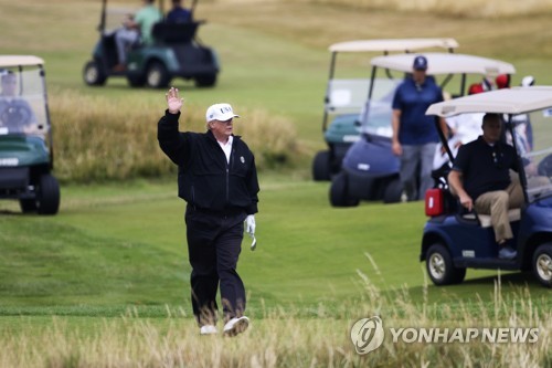 트럼프, ‘골프 비난여론’에 언론탓 하며 바이든·오바마 때리기