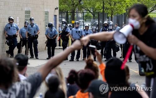 흑인사망 시위현장 주방위군 500명 배치…CNN기자 체포되기도