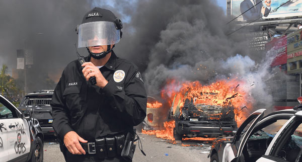 시위대 방화·약탈… LA ‘무법천지’