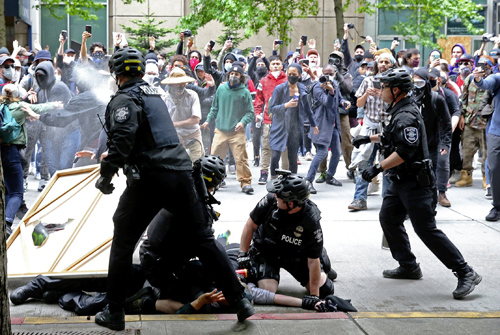 시애틀서도 경찰이 목눌러…다운타운 시위대 체포과정서