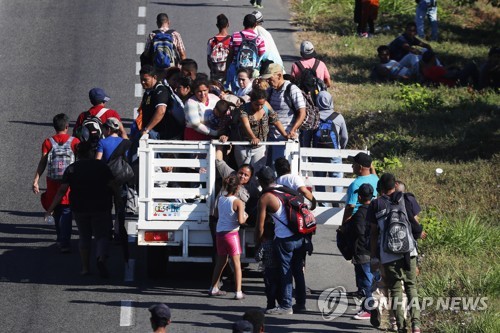 국경 봉쇄로 중미에 발 묶인 이민자들, 미국행 시도는 계속