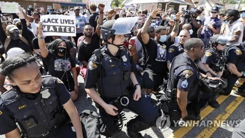 ‘흑인 사망’ 미니애폴리스, 경찰관에 목 조르기 “금지”