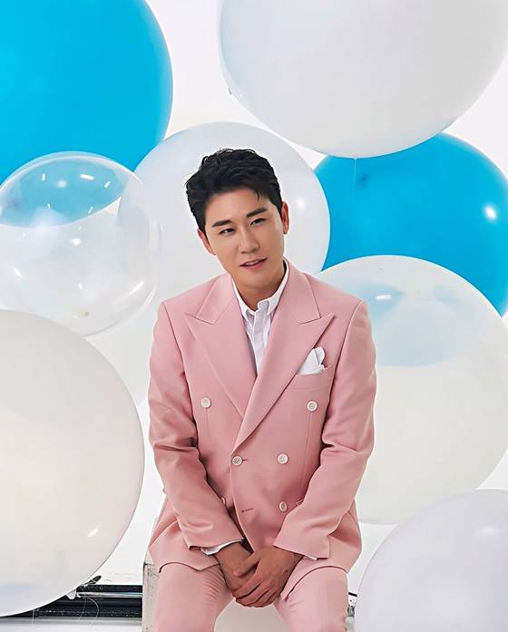 “남자는 핑크” 영탁, 화장품 광고 중 뽐낸 ‘찐’ 비주얼
