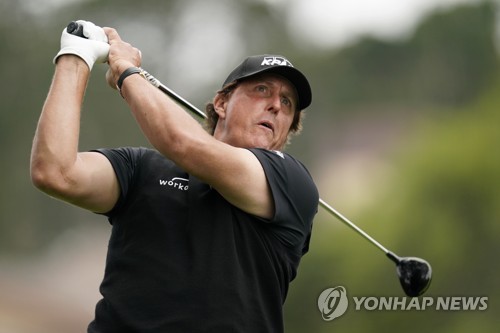 50세 미컬슨, PGA 투어 트래블러스 챔피언십 2R 단독 선두