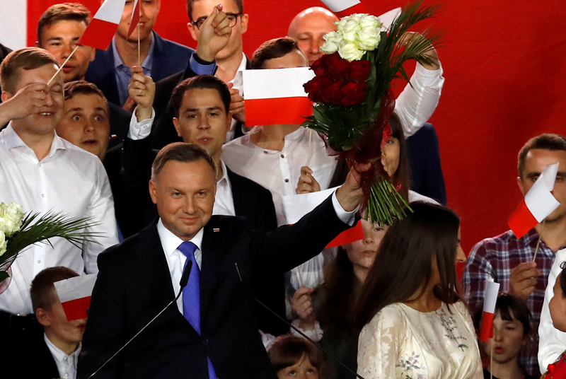 폴란드 대선에서 두다 대통령, 접전 끝 재선 성공