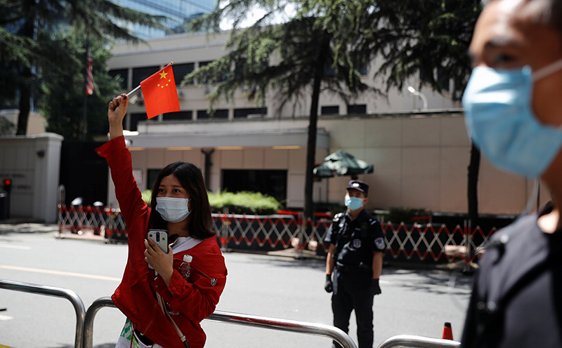 폭죽·축가 속 우려도…수천 중국인, 총영사관 폐쇄 현장에