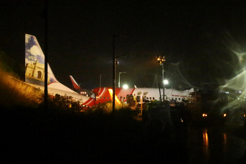 인도서 항공기 착륙중 미끌어져 두동강…17명 사망·123명 부상