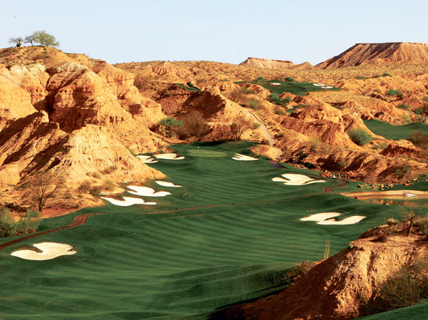 신비로운 사막 골프의 절경을 즐긴다