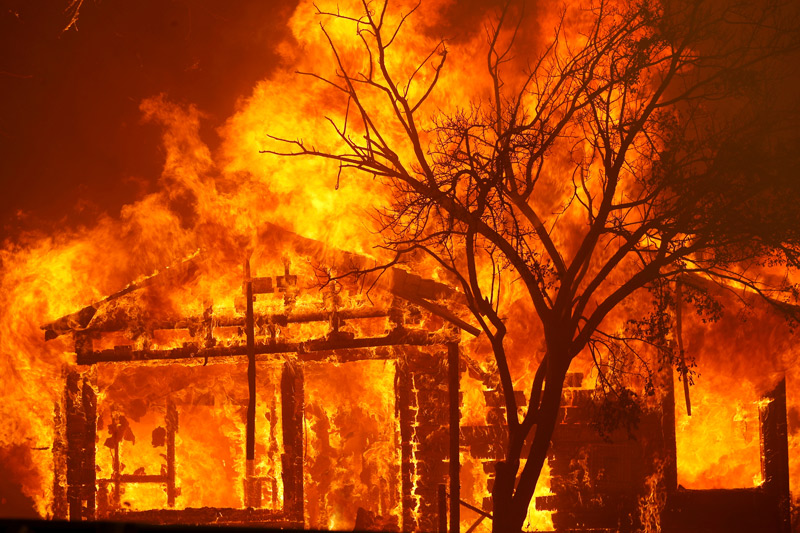 캘리포니아 대형산불 서울면적 4배 태워…5명 사망·6만명 대피