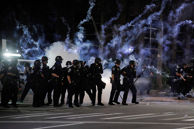 뉴욕 ‘흑인 복면 질식사’ 항의 시위 격화…최루탄 충돌