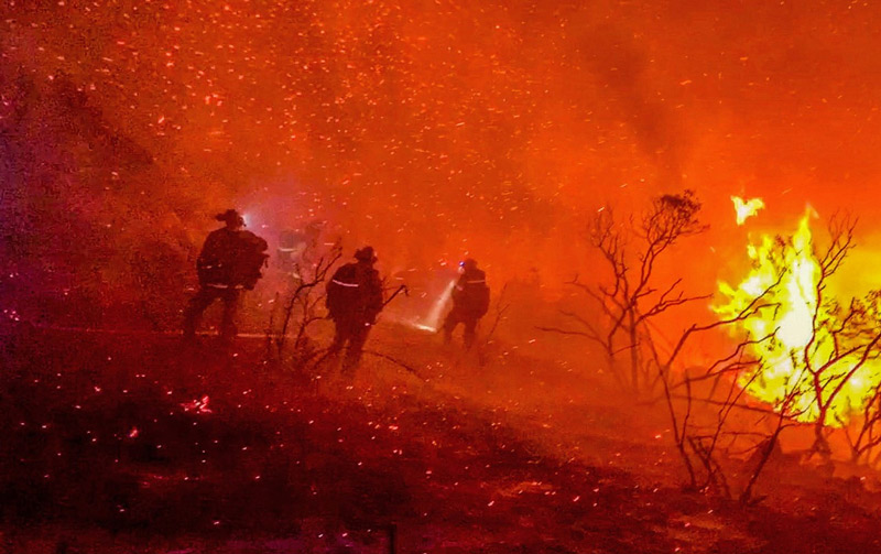 서부 해안 휩쓰는 동시다발 산불, 7명 사망… “기후변화 때문”