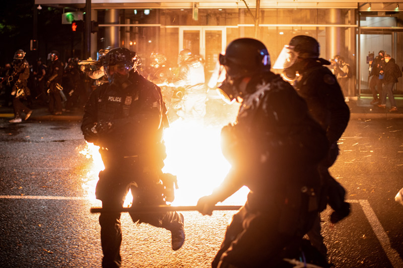 ‘백인 경찰 불기소’ 이틀째 항의시위…루이빌서 24명 체포