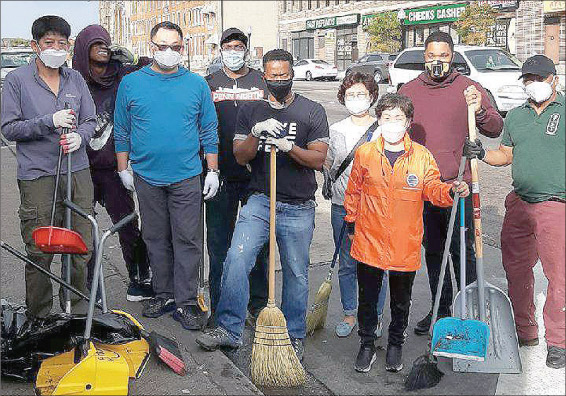 거리 청소로 지역사회 봉사