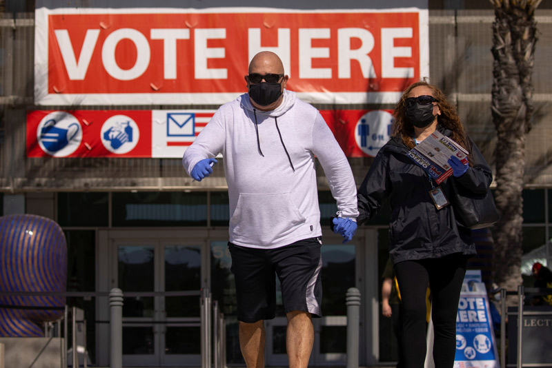 4년전 불참·초보 미 유권자들, 대거 사전투표소로 나왔다