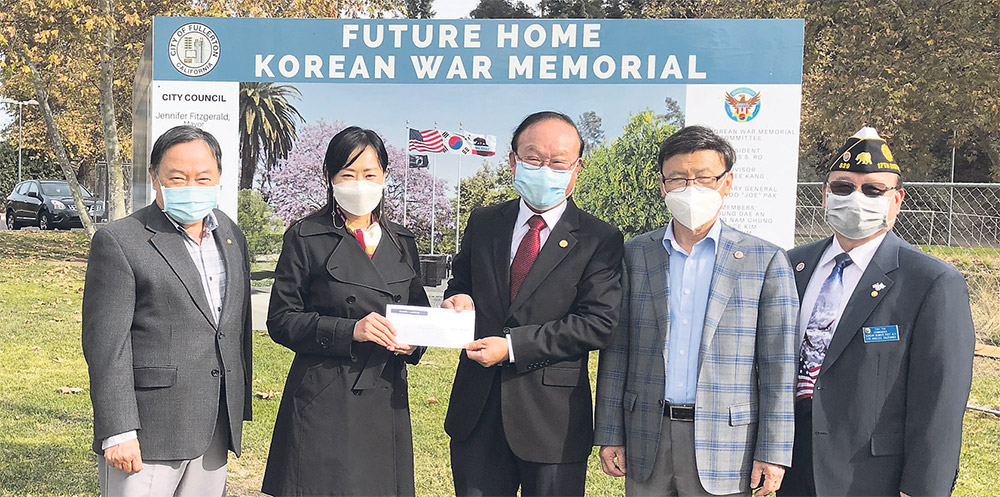 서니 박 부시장 참전 기념비 기금 전달