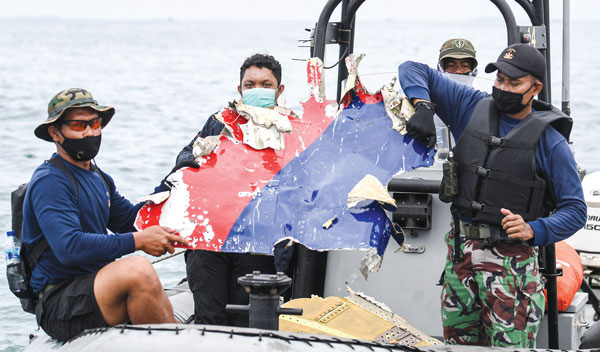 인도네시아 여객기 추락 62명 사망